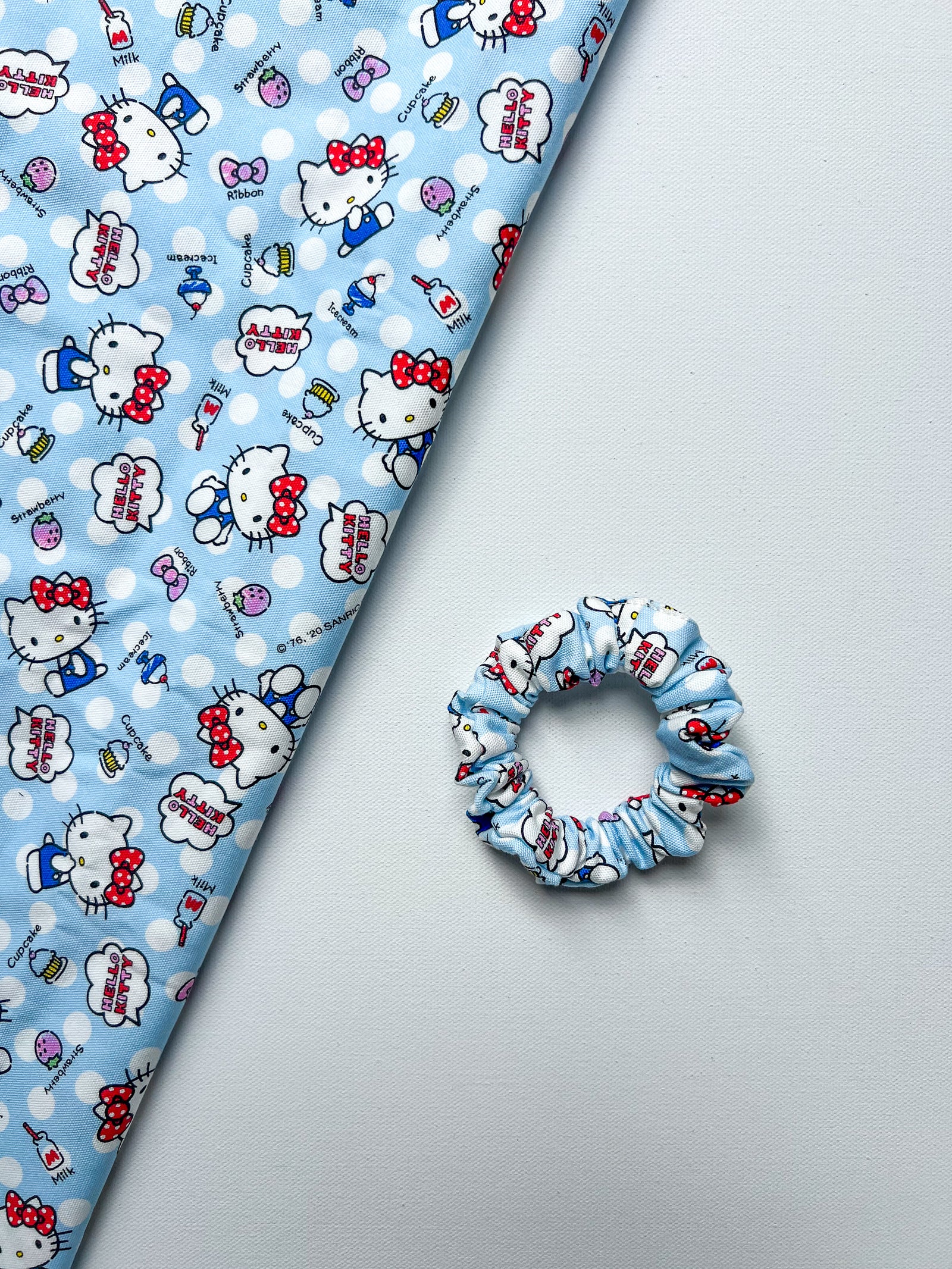 Le Petit Elle Scrunchie - Blue Hello kitty Pink